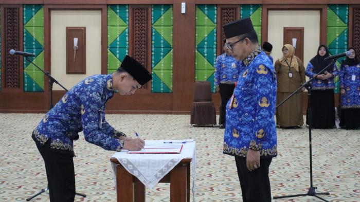 Sekda Kalsel saat memimpin pengambilan sumpah 129 PNS di Banjarbaru, 01