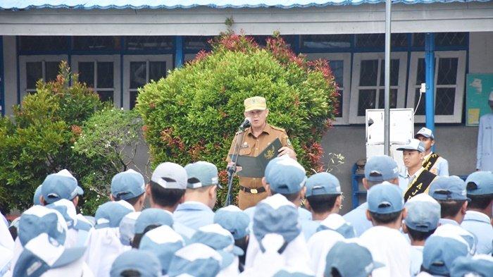 Jadi Pembina Upacara, Sekda Kapuas Septedy Berikan Motivasi kepada Para Pelajar