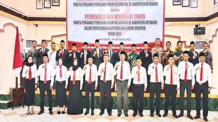 Lantik Panwas Kecamatan, Ketua Bawaslu Kotabaru Minta Anggota Panwascam Langsung Bekerja