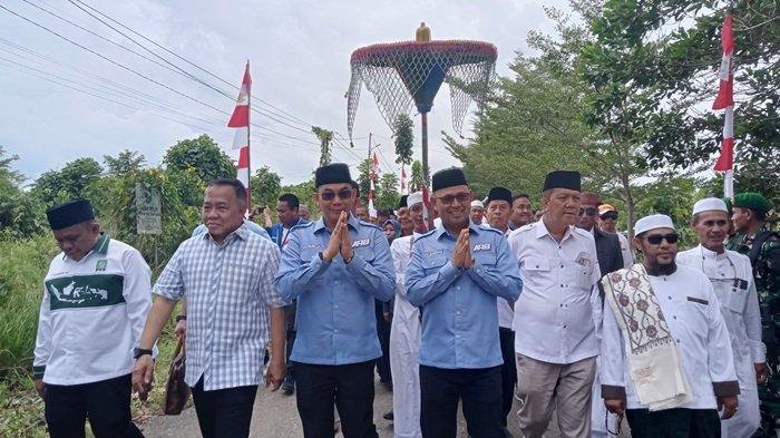 Diiringi Lantunan Kasidah Sinoman Hadrah, Pasangan Andi Rudi Bahsanuddin Tiba di KPU Tanahbumbu
