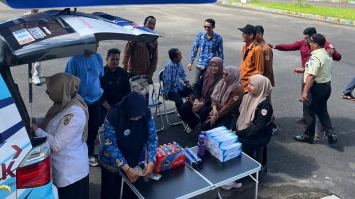 PANUTAN PAJAK - Sekretaris DPRD Barito Kuala (Batola) M. Haris, serta jajaran Sekretariat DPRD menyambut antusias Gebyar Panutan Pajak Kendaraan Bermotor, yang dirangkai dengan Apel Gabungan dan Gebyar Pajak, di halaman Kantor DPRD Batola, Rabu (1/10/2025).