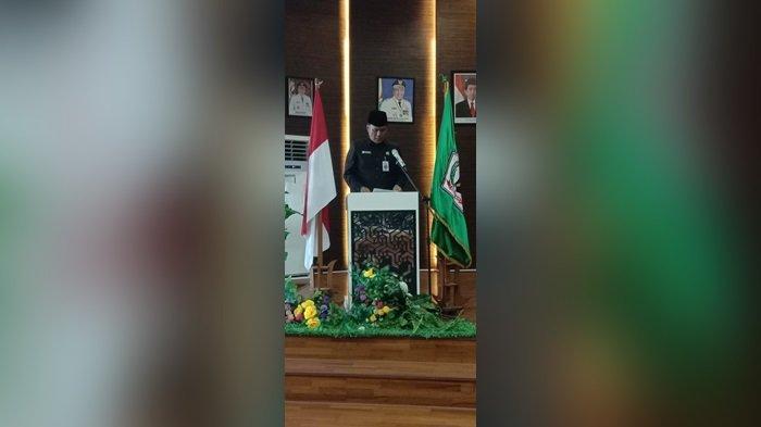 Sekwan Bacakan SK Persetujuan DPRD Batola Atas Dua Raperda, Pajak dan Retribusi Daerah