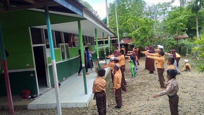 Hanya Ada Satu Murid di Kelas Satu SDN 1 Seranggan HSS, Guru Serasa Mengajar Privat