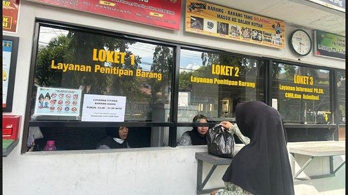 Tak Bisa Ketemu Suami, Perempuan Ini Lega Bisa Kirim Makanan di Loket Penitipan Barang Rutan Barabai