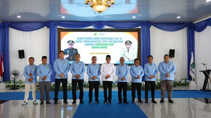 Serah terima SK dan Surat Tanda Register (STR) Pos Bantuan Hukum