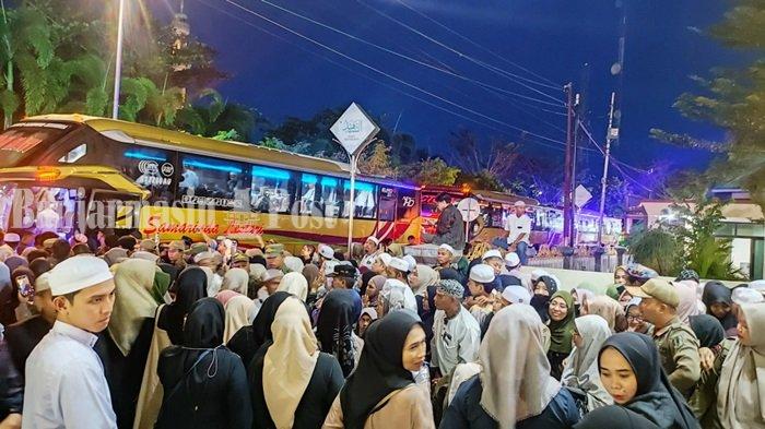 Tiba dengan Selamat di Kota Amuntai, Jemaah Haji HSU Langsung Disambut Pelukan Keluarga dan Kerabat