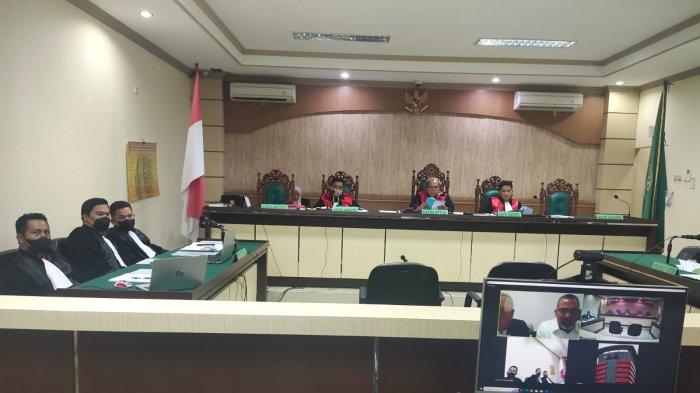 Hadir dari Lapas Sukamiskin, Mantan Bupati HST Abdul Latif Terisak di Sidang Dakwaan Perkara TPPU