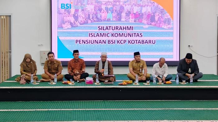 SILATURAHMI- Silaturahmi komunitas Pensiunan Bank Syariah Indonesia (BSI) KCP Kotabaru yang diisi dengan edukasi keuangan dihital oleh Diskominfo Kotabaru, Selasa (18/11/2025).