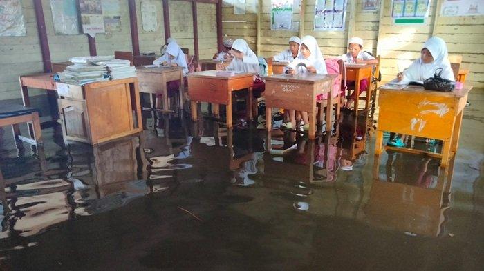 Pelajar SDN Banua Hanyar 2 Daha Selatan HSS Mulai Gatal-gatal, Belum Tahu Kapan Banjir Surut