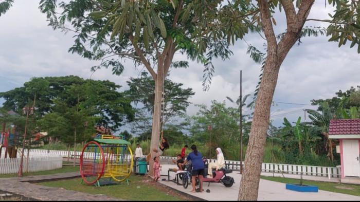 MENIKMATI PERMAINAN- Sore hari anak-anak bermain di Taman Ramah Anak ada yang menggunakan sepeda dan juga alat permainan di tempat itu.