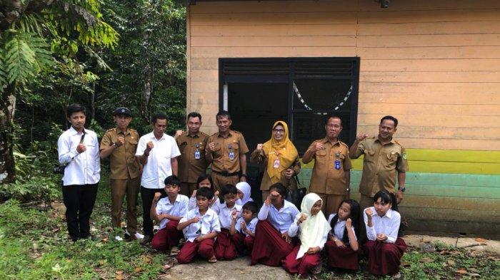 Ini Sekolah Jarak Jauh di Desa Harikit Tapin, Ruangan Bekas Pabrik Diisi 13 Murid dan Seorang Guru