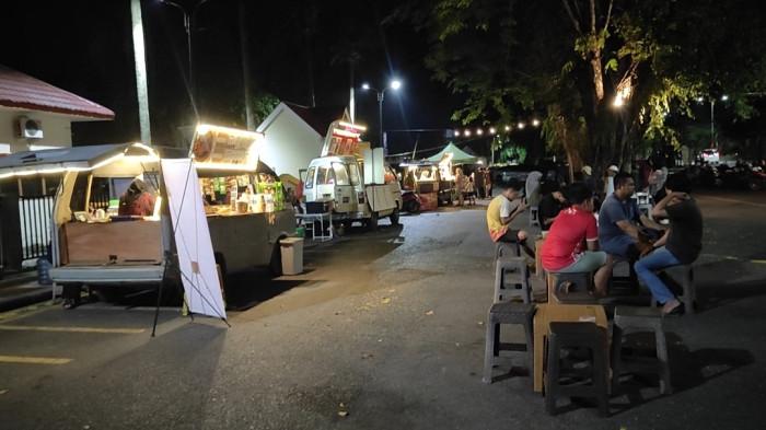 Wisata Kalsel - Bukan Sekadar Jajan, Kuliner Malam di Museum Lambung Mangkurat Sajikan Hiburan Musik