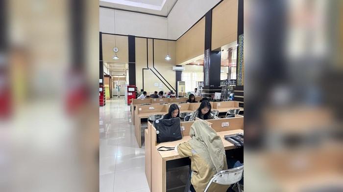 Suasana Perpustakaan Palnam selama Ramadan tetap ramai oleh pengunjung.