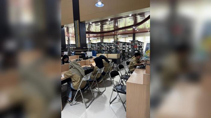 Suasana Perpustakaan Palnam selama Ramadan tetap ramai oleh pengunjung.