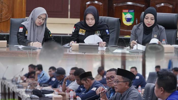 Suasana RDPU di Ruang Rapat Paripurna DPRD Tala terkait sengketa lahan di Desa Bukit  Mulia3