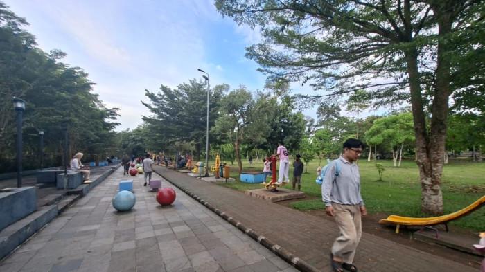 SEJUK - Suasana Ruang Terbuka Hijau (RTH) Al Munawaroh di Jalan Trikora, Guntungmanggis, Landasan Ulin, Banjarbaru.