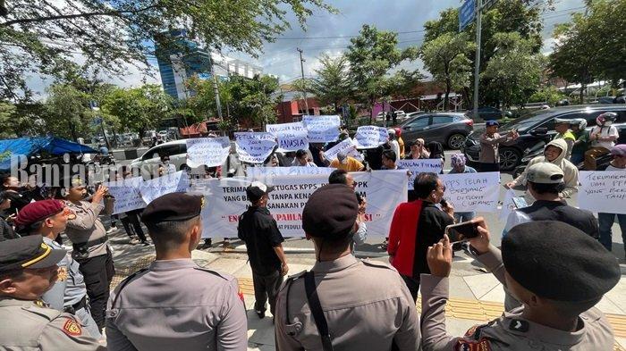 Kantor KPU Kalsel Digeruduk Puluhan Massa, Ini Aspirasi yang Disampaikan