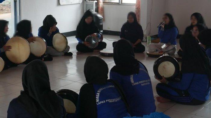 Antusias Warga Binaan Lapas Perempuan Martapura, Berlatih Mainkan Rebana untuk Maulid Habsyi
