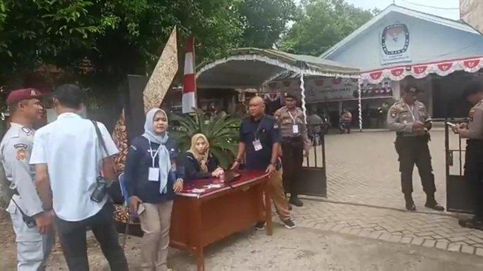 Hari Pertama Pendaftaran Bakal Paslon Bupati/Wakil Bupati HSS Dibuka, Kantor KPU Dijaga Ketat