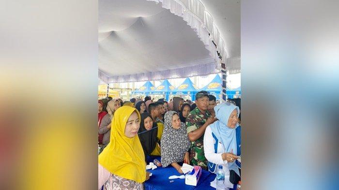 Warga Mantuil Serbu Pasar Murah Sembako di Kawasan Jembatan Antasan Bromo Banjarmasin - Suasana-pasar-murah-yang-diselenggarakan-Iwapi-Banjarmasin-di-Antasan-Bromo-Selasa-21032023.jpg