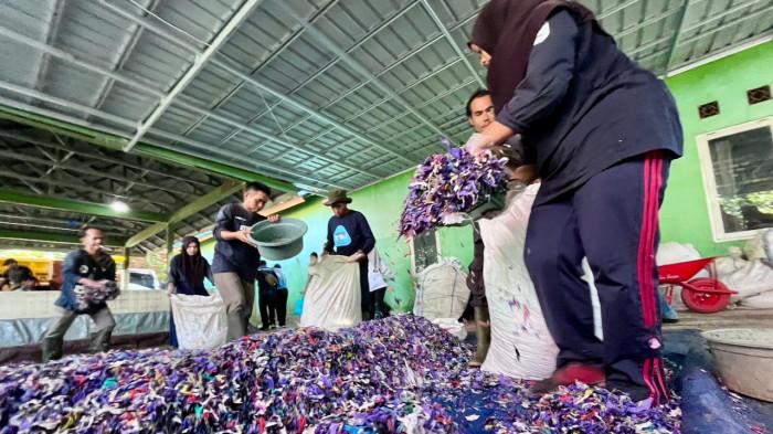 SAMPAH OLAHAN- Suasana pelepasan truk pengangkut RDF  simbolis oleh Plt Deputi Pengelolaan Sampah, Limbah dan B3 KLHK, Hanifah Dwi Nirwana, disaksikan Kepala Dinas Kehutanan Provinsi Kalsel Rahmat Kartopo, Sekretaris DPRKPLH Banjar Gusti Rendy, jajaran terkait serta perwakikan ITP, pada Jumat (14/12/2025) di Taman Barakat dan TPS 3R Lestari Albasia, Martapura
 