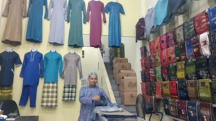 Pedagang Baju Muslim Raup Untung pada Momen Haul Guru Sekumpul 2024, Peningkatan Drastis