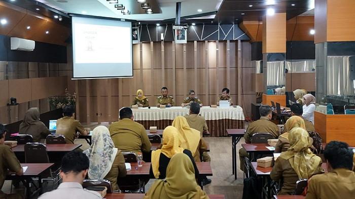 RAKOR SPM-Suasana rapat koordinasi Semester I Tim Penerapan Standar Pelayanan Minimal (SPM), Selasa (5/8/2025), di Aula Kantor Bappedalitbang Martapura.
 