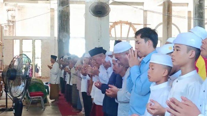 Ribuan Santri Darul Hijrah Salatkan Jenazah KH Zarkasyi Hasbi, Sore Ini Dimakamkan