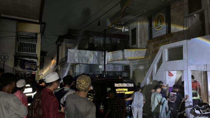 BREAKING NEWS- Kebakaran Gegerkan Warga Kampung Gadang Banjarmasin, Petugas Berjibaku Padamkan Api