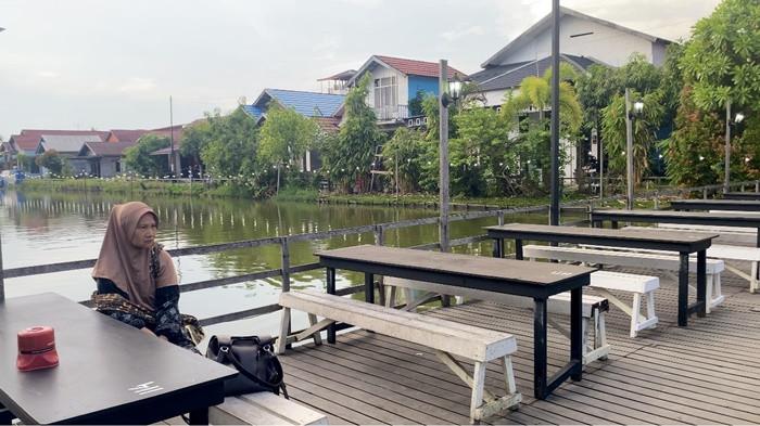 CANGKIR COFFEE-Suasana tempat wisata kuliner Cangkir Coffee Banjarmasin yang ada di tengah kota Banjarmasin, Kalimantan Selatan ini terdapat fasilitas danau.