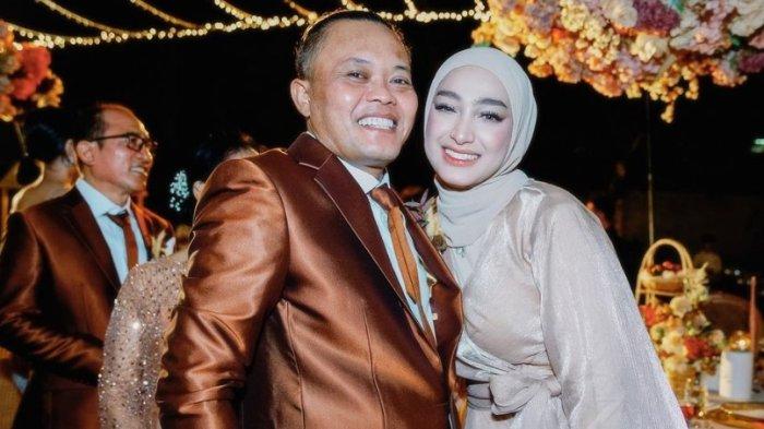 PERNIKAHAN RIZKY FEBIAN - Potret Sule dan Santyka Fauziah (arsip 2024).