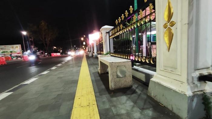 TEMPAT DUDUK-Tempat duduk yang disediakam di depan balai Kota Banjarbaru untuk pengunjing untuk bersantai, Minggu (31/8/2025). Wisata Kalsel: Lapangan Murjani dan Balai Kota, Kombinasi Wisata Publik yang Lengkap di Banjarbaru.