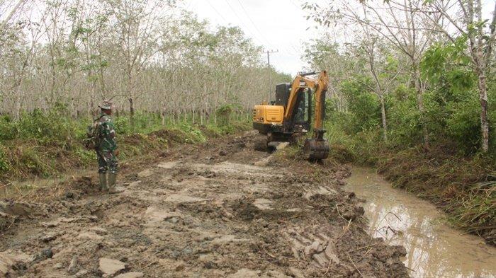 TMMD ke-120 di Desa Karang Rejo, Tim Kodim 1022 Tanbu Buka Jalan Penghubung Dua Kecamatan