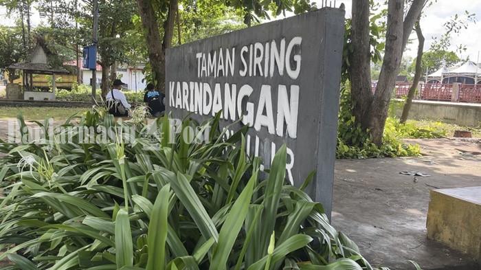 TAMAN KARINDANGAN-Taman Karindangan hadir sebagai tempat rehat yang menenangkan. Lokasinya yang strategis di tepi Sungai Martapura, tepat di seberang Balai Kota Banjarmasin, menjadikannya mudah dijangkau oleh warga sekitar.