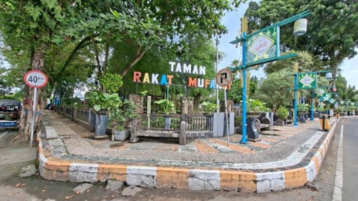 TAMAN RAKAT MUFAKAT - Taman Rakat Mufakat di Kandangan berada di Jalan Pemuda, tepat dipinggir jalan Kota Kandangan atau ditengah-tengah antara Rumah Dinas Bupati HSS dan SDN 1 Kandangan Kota, Rabu (1/10/2025).