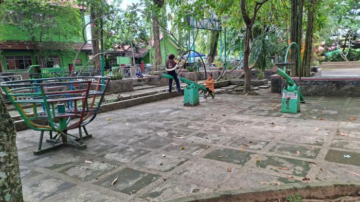 ADA TEMPAT BERMAIN ANAK - Taman Rakat Mufakat di Kandangan juga tersedia fasilitas bermain anak, Rabu (1/10/2025).