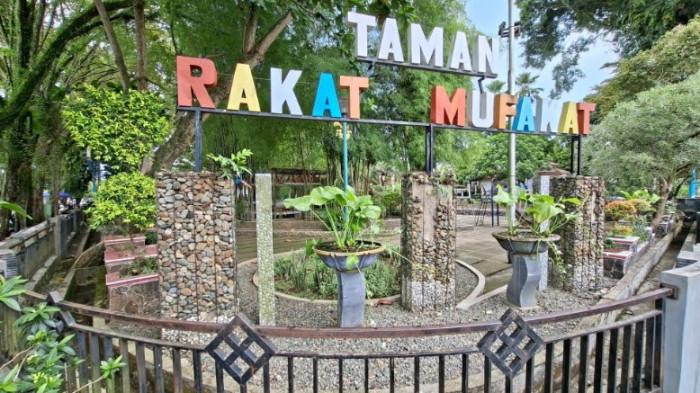 SEJUK - Taman Rakat Mufakat di Kota Kandangan dengan menyediakan tempat yang sejuk dengan adanya pepohonan besar dan rindang, Rabu (1/10/2025).