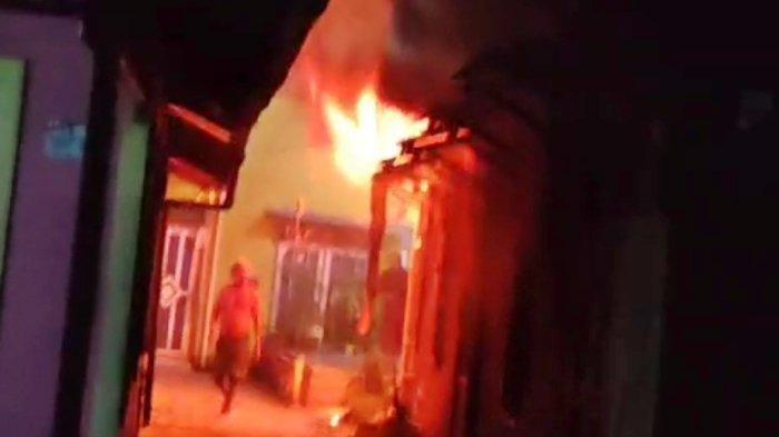 Kebakaran di Sungai Kunjang Samarinda  Diduga Karena Konsleting Listrik, Menjalar ke Rumah Lain