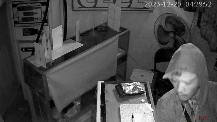 Isi Rekaman CCTV Saat Maling Bobol Kios Pulsa di Sampit Kalteng, Aksinya Dilakukan Dini Hari