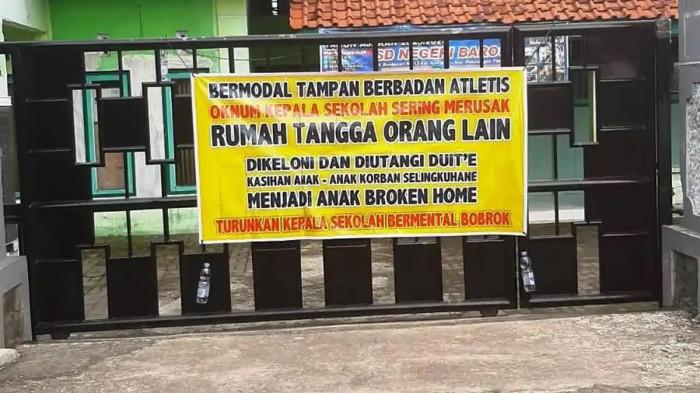 Heboh Spanduk di SD, Sentil Kepala Sekolah Bermodal Tampan Tapi Sering Merusak Rumah Tangga Orang