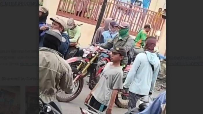 GERUDUK - Tangkapan layar video warga di Bondowoso menggeruduk Polsek Ijen Senin (17/11/2025)