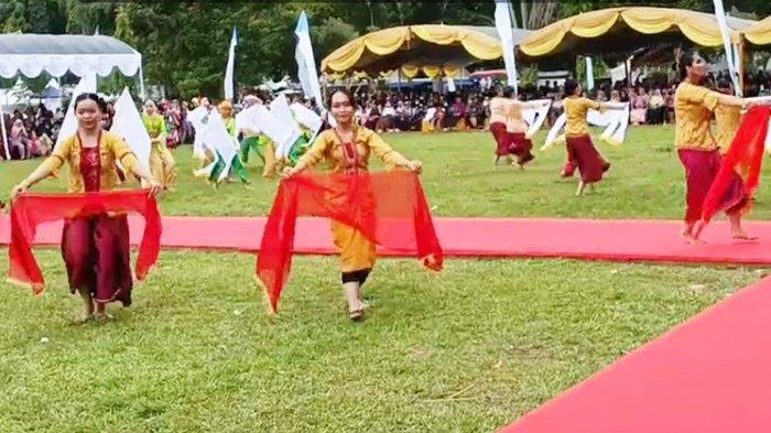 Tari Pertempuran Hambawang Pulasan hingga Makan Gratis Menyemarakkan HUT ke-63 Kabupaten HST