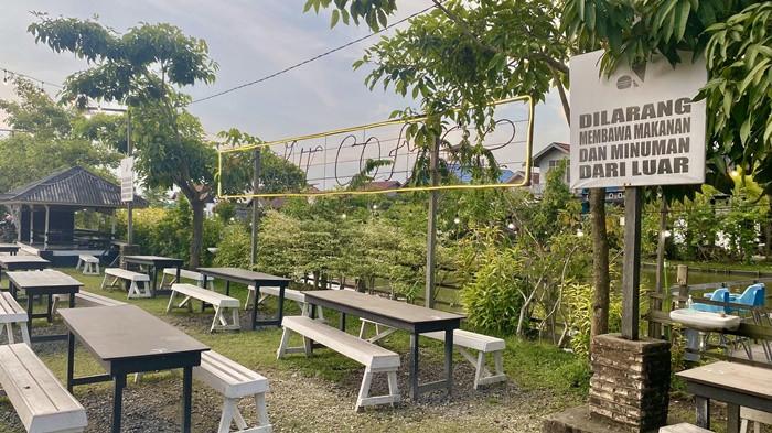 CANGKIR COFFEE-Tempat duduk tepi danau yang ada di Cangkir Coffee Banjarmasin beralamat di Jalan Mahligai, RT.05/RW.02, Pemurus Luar, Kecamatan Banjarmasin Timur, Kota Banjarmasin.