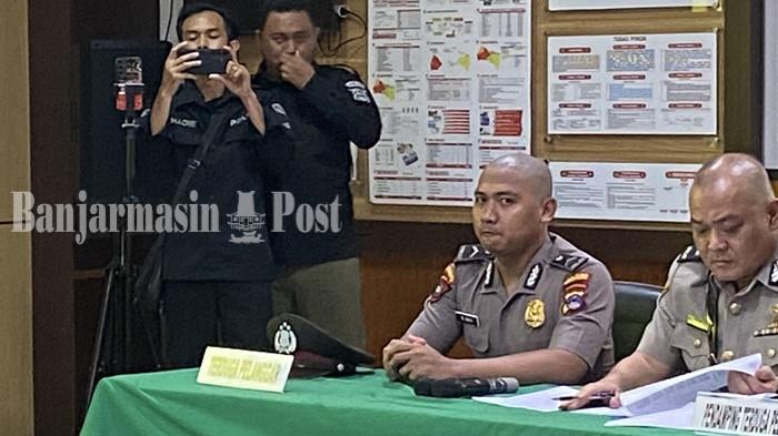 JALANI SIDANG KKEP- Sidang perdana Komisi Kode Etik Polri (KKEP) kasus pembunuhan mahasiswi ULM dengan teruga pelaku oknum anggota polisi, Bripda Muhammad Seili di Mapolres Banjarbaru, Senin (29/12/2025). Tampak Bripda Seili (kiri)