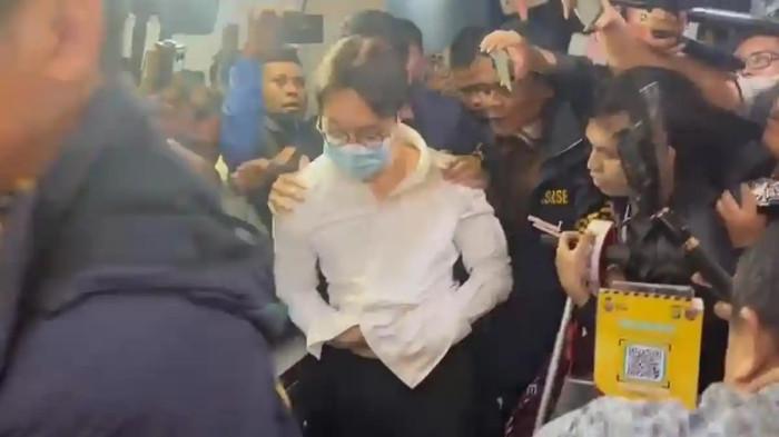 DITAHAN - Tersangka Richard Lee digiring penyidik menuju Rumah Tahanan (Rutan) Salemba cabang Polda Metro Jaya, Jakarta Pusat, Jumat (6/3/2026) malam. 