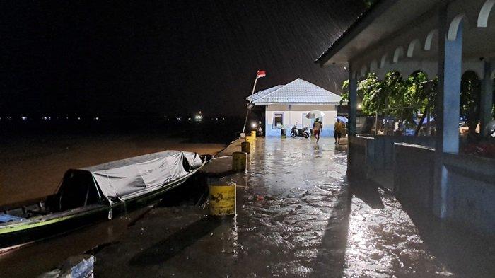 Kapal Tongkang Senggol Dermaga Pelabuhan Marabahan Batola, Tiang Bendera Pos Dishub Miring