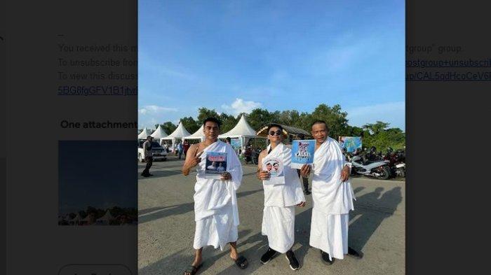 Gara-Gara Kenakan Pakaian Ihram, Tiga Pria Ini  Spontan Dapat Hadiah Umrah Dari Haji Isam