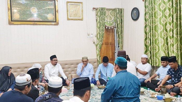 Pilpres 2024 - Tim Prabowo-Gibran Kalsel Silaturahmi ke Guru Bakhiet: Minta Doa Restu