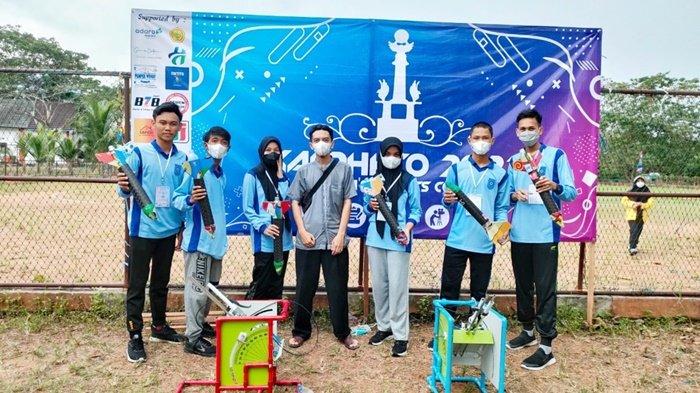 Tim SMAN 1 Daha Utara Kabupaten Hulu Sungai Selatan Borong Juara Menbuat Lomba Roket Air