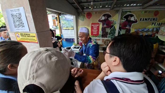 Tim dosen CSR-PKM 2025 ke Kampung jamu loktabat